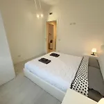 10 Minutes' Walk From The Railway Station * アラッシオ