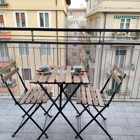 10 Minutes' Walk From The Railway Station アラッシオ