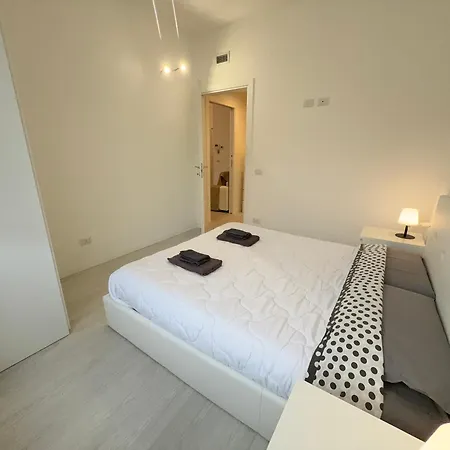 10 Minutes' Walk From The Railway Station * アラッシオ